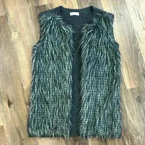 Altar'd State Jackets & Blazers - Altar’d State Women’s Faux Fur animal print look Vest‎ gray size XS runs big